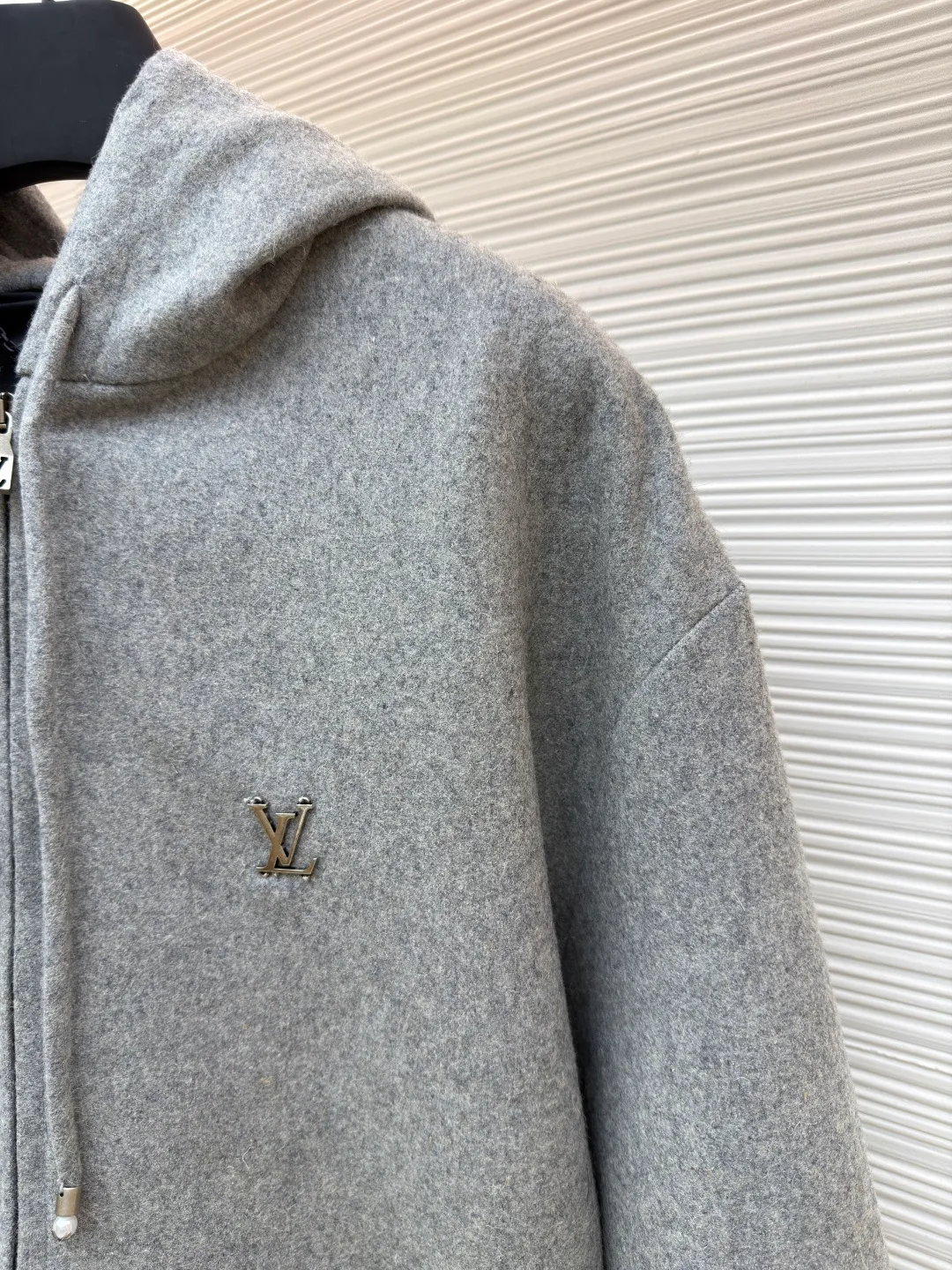LOUISVUITTON Iron Label Wool Jacket ●Authentic product: purchased and developed by 24960 ●Item number: 1680853-B90 ●Fabric: wool blend ●Technology: positioning cutting machine ●Version: fitted version ●Weight: about 1300 grams ●Size: S-M-L-XL ●Description: Customized 80% wool, 14% spandex, 6% blended sheep wool fabric, full of texture and refined tailoring to reinterpret the dynamic silhouette. The elastic waist upgrades the drape texture, the side pockets are cleverly integrated into the stitching, and the facial pleats are infused with elegance. The left leg is decorated with the brand's metal logo to once again confirm the brand's identity. The overall wiring is straight and delicate, the fabric is comfortable and soft, and the color is consistent without color difference. It can be matched with the same style to create a fashionable look and control various occasions. Customized accessories, complete with three standards, same style for men and women!